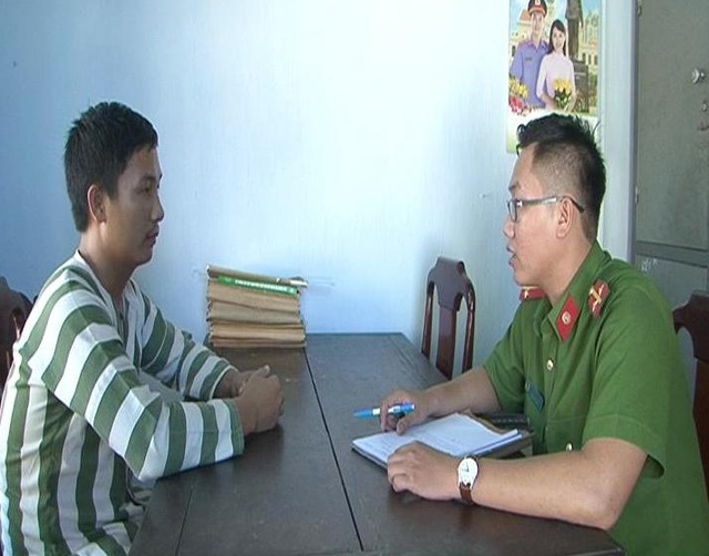 Khởi tố đối tượng hung hãn đánh người, đốt xe máy - 2
Công an huyện Phú Lộc đang lấy lời khai đối tượng Nhật.