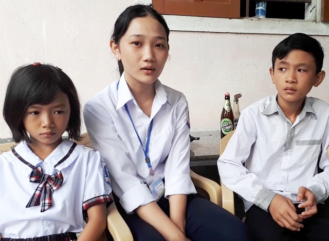 Rưng rưng nước mắt ngày trở lại trường của nữ sinh nghèo vượt khó - 2 Hồng cho biết, nhiều nhà hảo tâm đã đến tận nhà tặng sách vở áo quần cho 4 chị em.