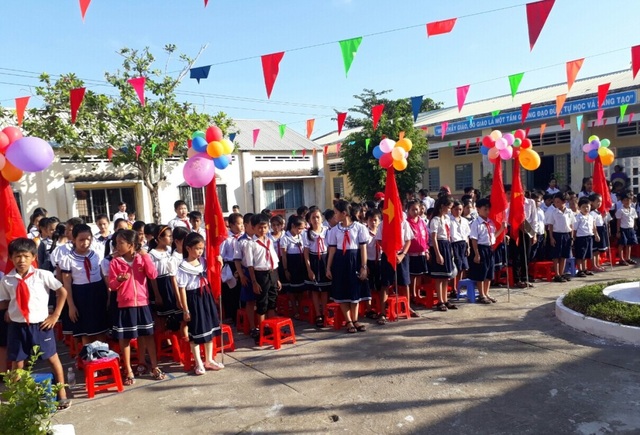 Một trường tiểu học vùng sâu mạnh dạn không thu phụ phí - 1
Quang cảnh lễ khai giảng năm học mới 2017-2018 của trường tiểu học thị trấn 2 (huyện Vĩnh Thuận, tỉnh Kiên Giang).