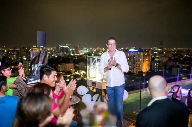 Ông chủ SevenFriday hội ngộ người yêu đồng hồ tại Sài Gòn - 1
CEO Daniel Niederer chào mừng các tín đồ SevenFriday đến với bữa tiệc.