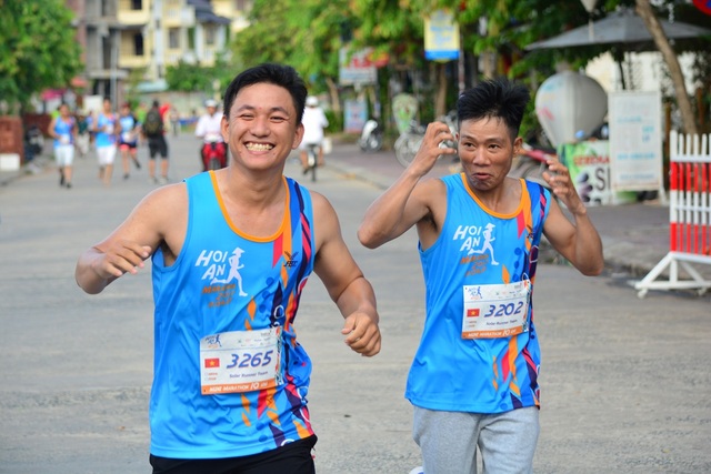 Hàng ngàn VĐV tranh tài giải Marathon “Thể thao và du lịch” Hội An 2017 - 1 Các VĐV tranh tài tại giải Marathon quốc tế Hội An 2017