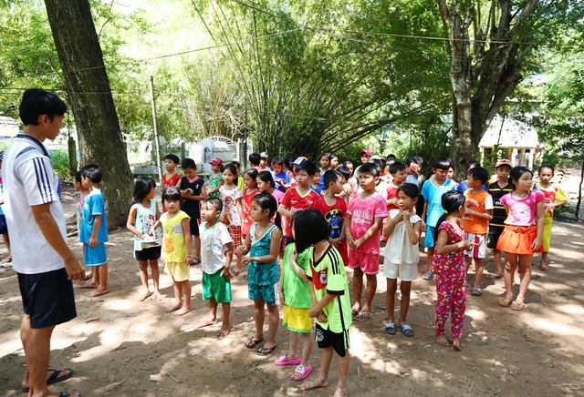Bộ đội biên phòng dạy bơi cho trẻ em vùng lũ - 1 Trước khi dạy bơi, thầy giáo cho các em khởi động làm nóng người... (ảnh: Phú Quý)