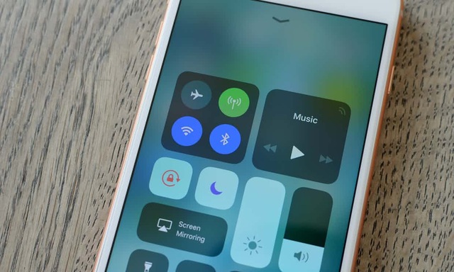 Thực hư lỗi gây hoang mang trên iOS 11 - 3 Việc thiếu kiểm soát khi sử dụng chế độ Wi-Fi, Bluetooth trên smartphone có thể khiến người dùng đối mặt với các nguy cơ tấn công trực tuyến.