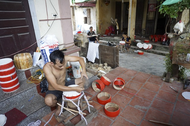 Ngôi làng "thủ phủ" trống, mặt nạ Trung thu hối hả vào mùa - 1
Căn nhà của gia đình anh anh Vũ Văn Hơn đều đặn vang tiếng lách cách đóng trống đứt quãng. Mấy ngày nay, chỉ có anh và mẹ làm công việc này. Anh Hơn cho biết, nếu đơn hàng nhiều thì phải thuê thêm người làm, còn ít khách đặt thì chỉ cần người nhà làm là đủ.