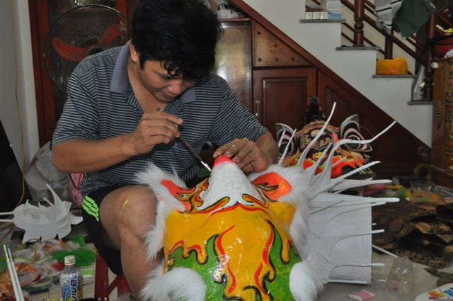 Nghề làm lân phố cổ nhộn nhịp vào Tết Trung thu - 1 Lân Hội An đang rộn ràng chuẩn bị dịp Tết Trung thu
