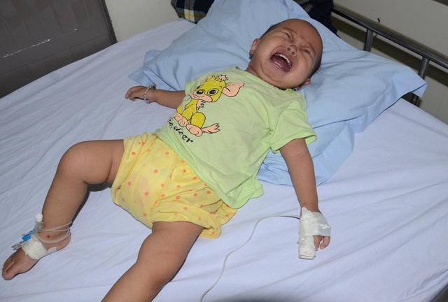 Tiếng khóc xé lòng của bé 11 tháng tuổi mắc ung thư máu cấp lai tủy - 1
Bé Phương Linh, mới 11 tháng tuổi, em bị mắc bệnh ung thư máu cấp