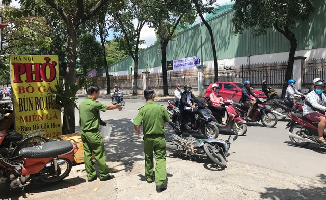 Gã thanh niên cầm gạch đánh chết người sau va chạm giao thông - 1 Cơ quan CSĐT Công an quận Gò Vấp khám nghiệm hiện trường vụ việc vào trưa nay (4/10).
