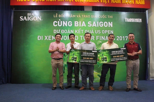 Chúc mừng hai bạn đọc Vĩnh Long nhận được giải đặc biệt đi Anh - 1 Nhà báo Lâm Hiếu Dũng, ủy viên ban biên tập, Phó Tổng thư ký tòa soạn báo Thanh Niên, ông Thân Văn hải, Giám đốc công ty TLT, Ông Nguyễn Đăng Anh Hoàng đại diện Sabeco trao hai giải đặc biệt chuyến đi Anh thuộc về hai bạn đọc tại Vĩnh Long