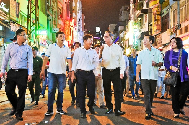 Bí thư Thành ủy TPHCM trò chuyện cùng du khách nước ngoài ở phố đi bộ - 1 Bí thư Thành ủy TPHCM Nguyễn Thiện Nhân đang thị sát trên tuyến phố Bùi Viện