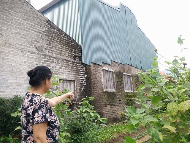 Ninh Bình: Dân “kêu trời” vì xưởng sản xuất đồ nhựa 10 năm nằm giữa khu dân cư! - 1 Xưởng chế biến, sản xuất dép nhựa của hộ ông Hoàng Văn Mãn 10 năm qua nằm ngay giữa khu dân cư.