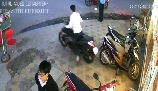 Táo tợn dàn cảnh trộm xe ngay trước mặt bảo vệ cửa hàng - 4 Gã thanh niên bình thản mở nguồn điện, nổ máy lấy trộm chiếc xe của anh Trực tẩu thoát.