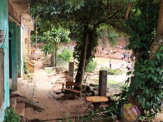 Học sinh “rốn lũ” Hòa Bình đã đi học trở lại - 1 Trường học ở huyện Đà Bắc bị nước lũ hủy hoại dẫn đến hư hỏng nặng.