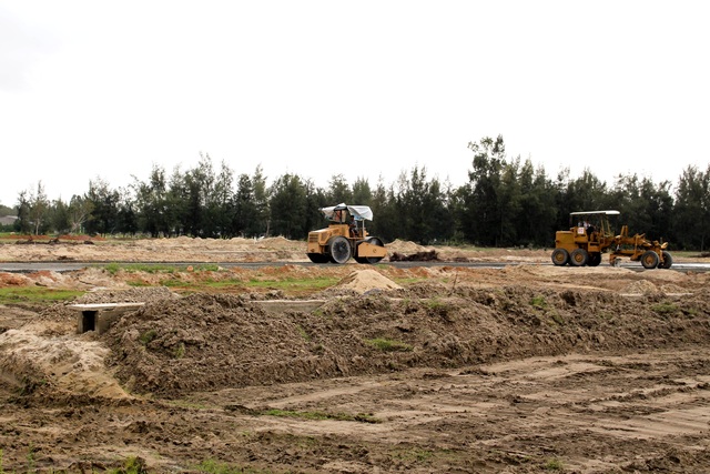 Nguồn đất nền ở trung tâm cạn dần: thị trường “Nam Đà Nẵng” sôi động - 1 Một dự án tại phường Điện Ngọc (Điện Bàn) đang gấp rút hoàn thiện cơ sở hạ tầng