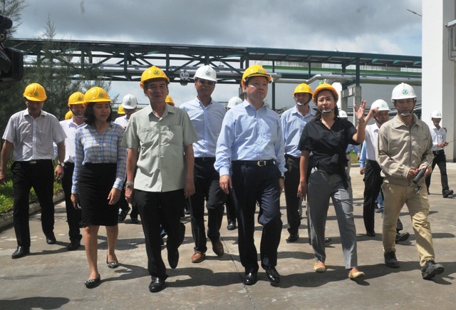 Bộ trưởng TN-MT trực tiếp thị sát, đồng ý cho Lee & Man hoạt động chính thức - 1
Bộ trưởng Bộ TN-MT Trần Hồng Hà cùng lãnh đạo các tỉnh địa phương lân cận Nhà máy giấy Lee & Man đến thị sát nhà máy.