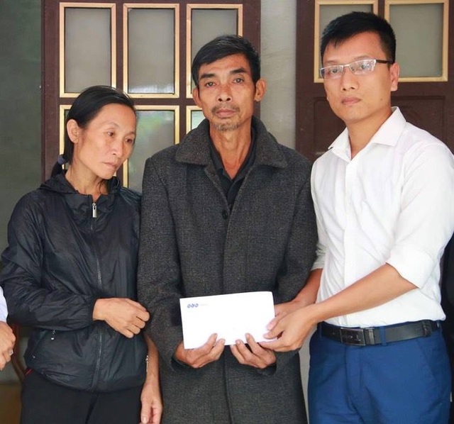 Trao 30 triệu đồng giúp đỡ gia đình phóng viên bị lũ cuốn trôi - 2 Thông qua Quỹ Nhân ái, Tập đoàn FLC trao 30 triệu đồng để giúp gia đình phóng viên trẻ vượt qua khó khăn trong cuộc sống.