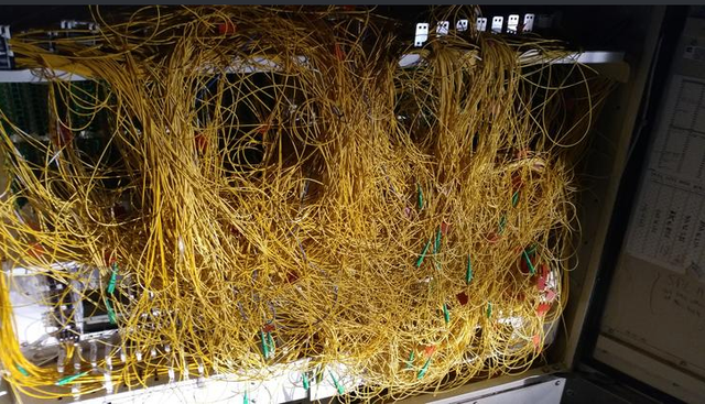 Chàng kỹ thuật bỗng nổi tiếng nhờ biến mớ dây chằng chịt thành "tác phẩm nghệ thuật" - 1 Mớ dây điện khiến cho bất cứ ai cũng phát khiếp hãi
