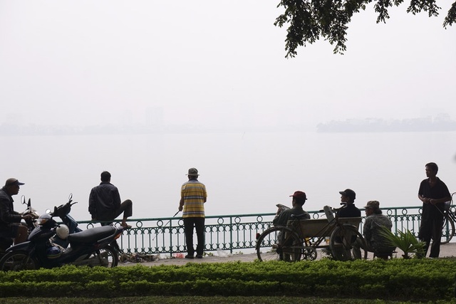 Hà Nội bình yên trong tiết trời thu - 1
Buổi sáng mùa thu bên hồ Tây, khoảng không bên trên mặt nước mờ sương trắng. Những ngày này, Hà Nội se lạnh vào buổi đêm, ban ngày mát dịu.