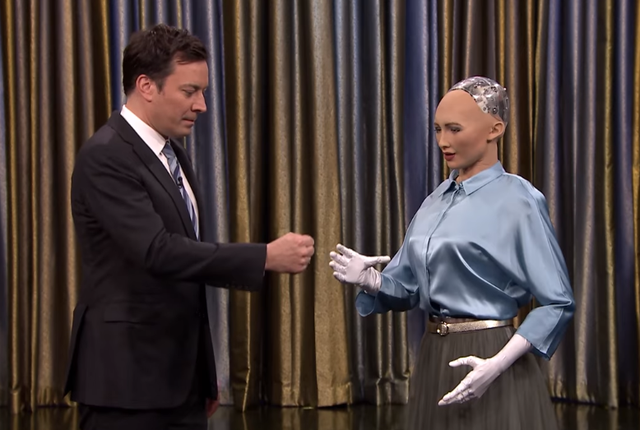 Gặp "nàng robot" Sophia đầu tiên trên thế giới có quyền công dân - 2 Sophia đối thoại, chơi trò chơi cùng người dẫn chương trình Jimmy Fallon trong Tonight Show