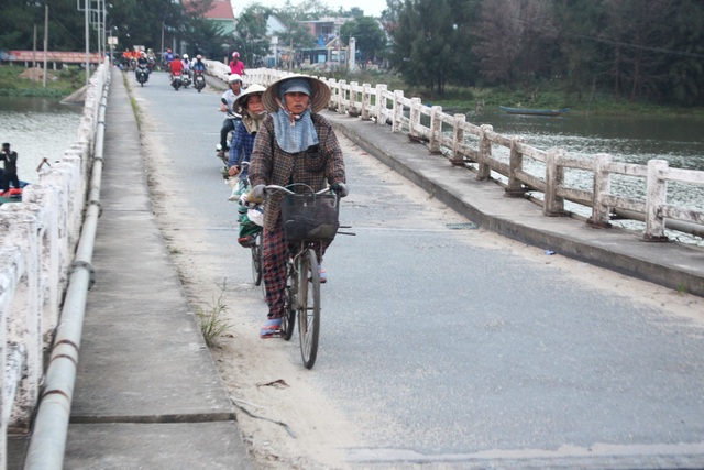 Người dân vẫn lưu thông trên cây cầu lún nửa mét dù... đã cấm - 1 Người dân vẫn đi lại bình thường trên cầu dù Sở GTVT đã đề nghị cấm tất cả người và phương tiện qua lại