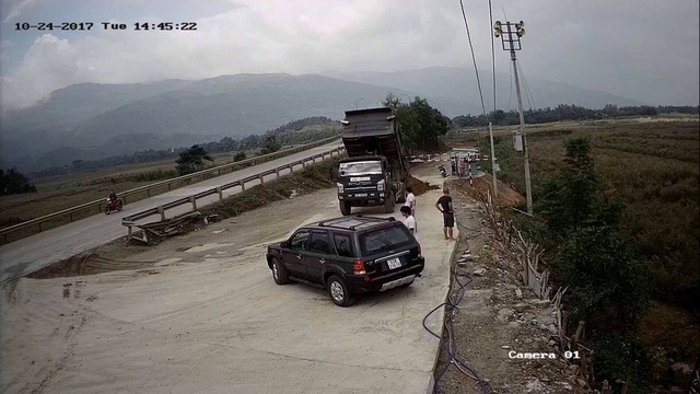 Quảng Nam: Doanh nghiệp tố bị giang hồ đòi “bảo kê”? - 1 Xe ô tô tải chở đất đến đổ trước Công ty CP Trường Lợi