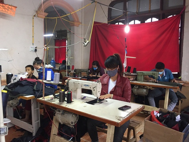Nơi cưu mang những mảnh đời không lành lặn - 2 Xưởng may của chị Luyện hiện có 12 công nhân, hầu hết là người khuyết tật