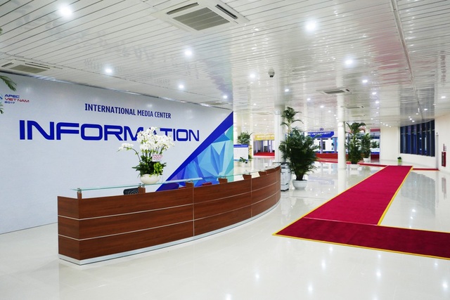 Bên trong Trung tâm báo chí APEC có sức chứa 3.000 người - 2
Sảnh lễ tân ngay sau khu cửa ra vào.