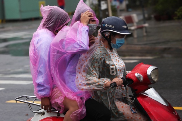 Đà Nẵng trong cơn ảnh hưởng bão số 12 trước thềm APEC - 5
Di chuyển bằng xe máy khá vất vả do thỉnh thoảng có cơn gió giật khá mạnh.