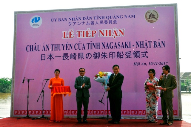 Hội An tiếp nhận mô hình Châu Ấn thuyền từ Nhật Bản - 1 Đại diện lãnh đạo Hội An trao tặng hoa cho lãnh đạo tỉnh Nagasaki Nhật Bản