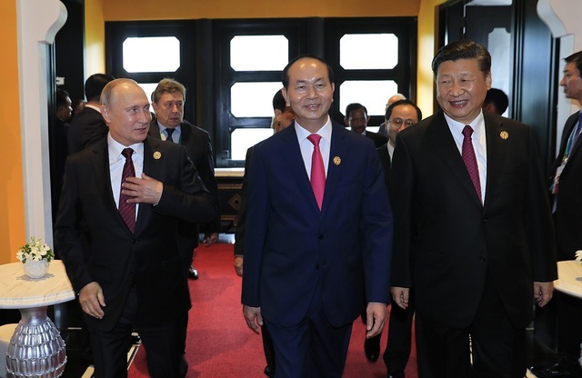 Phiên họp quan trọng nhất của các lãnh đạo APEC - 1
(Từ trái sang phải) Tổng thống Nga Vladimir Putin, Chủ tịch nước Trần Đại Quang và Chủ tịch Trung Quốc Tập Cận Bình bước vào phòng họp cấp cao. (Ảnh: Ban tổ chức APEC Việt Nam 2017)