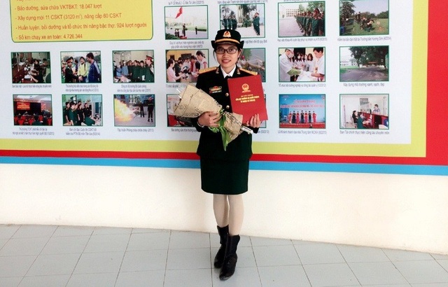 “Bóng hồng” hiếm hoi giành “ngôi vương” đầu ra Học viện Kỹ thuật Quân sự - 1 Trần Nguyễn Thị Nhật Lệ trong bộ quân phục nữ