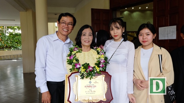 Thầy cô giáo viết nhạc, làm thơ dạy trò học Toán - 1 Thầy Phan Thanh Thuận, cô Bùi Thị Thư và học trò (ảnh chụp trong ngày cô Thư nhận Giải thưởng Võ Trường Toàn 2017. Cả thầy và cô đều được ngành GD Đà Nẵng xét trao Giải thưởng dành cho các giáo viên có nhiều cống hiến cho sự nghiệp giáo dục - đào tạo của thành phố)