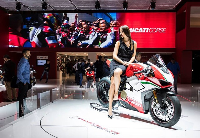 Động cơ V4 - Kỉ nguyên mới của Ducati? - 2 Ducati Panigale V4 ra mắt tại triển lãm EICMA 2017