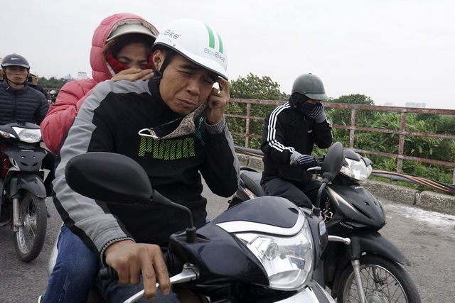 Hà Nội rét đậm, người dân co ro khi ra đường - 1
Gió mạnh liên tục trên cầu Long Biên từ sáng sớm, người đi xe máy qua cầu phải che mũi và giữ mũ bảo hiểm. Hà Nội bước vào đợt lạnh sâu cách đây vài ngày, đặc biệt rét đậm từ sáng 24/11 khi có thêm không khí lạnh tăng cường.