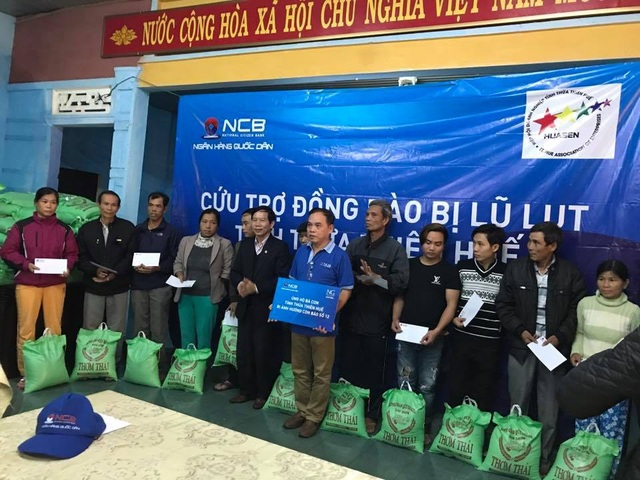 NCB hỗ trợ người dân bị thiệt hại sau mưa lũ tại tỉnh Thừa Thiên Huế - 1 NCB hỗ trợ người dân bị thiệt hại sau mưa lũ tại tỉnh Thừa Thiên Huế - 1