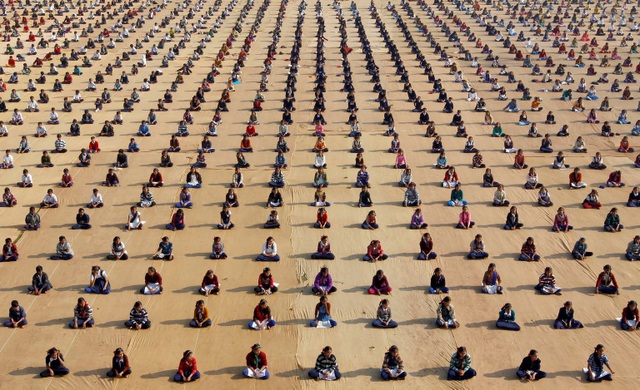 Các em học sinh trong một buổi tập yoga ở thành phố Ahmedabad, Ấn Độ. (Ảnh chụp ngày 5/1)