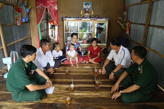 Bộ đội biên phòng Đồng Tháp “nâng bước” học sinh nghèo vùng biên - 2 Đại diện Đồn Biên phòng Bình Thạnh và Chính quyền địa phương xã Tân Hội, TX Hồng Ngự thăm gia đình em Hồ Thị Mộng Thi