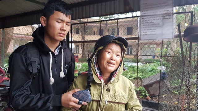 Tử vong sau 2 ngày nhập viện, bệnh viện hỗ trợ 200 triệu đồng - 4 Người nhà bệnh nhân đau đớn trước cái chết của bệnh nhân Đông.