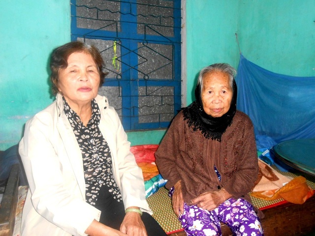 Sống lại sau 5 giờ "đã chết", cụ bà còn... khỏe mạnh hơn trước - 1 Cụ Phận bên cạnh cô con dâu trưởng