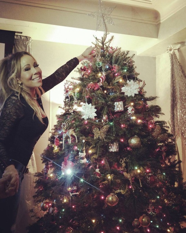 Sao trang hoàng cây thông Noel ra sao - 10
Mariah Carey luôn thích tự tay trang trí cây thông Noel trong nhà