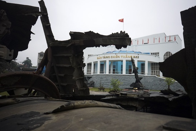 Những vũ khí đã bắn hạ B52 trong trận "Điện Biên Phủ trên không" - 1
Các hiện vật tại bảo tàng được trưng bày trong không gian rộng lớn, đáng chú ý có xác chiếc máy bay ném bom khổng lồ B52 của quân đội Mỹ bị quân dân ta bắn hạ trên bầu trời Hà Nội trong cuộc tập kích đường không chiến lược của Mỹ vào miền Bắc tháng 12/1972.