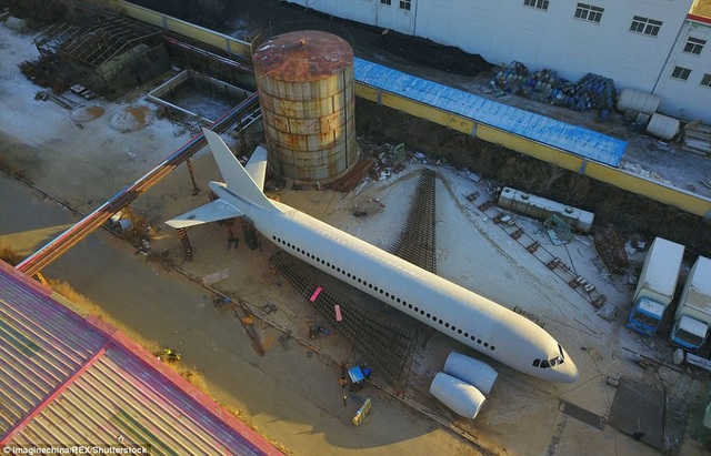 Nông dân Trung Quốc dốc sạch tiền tiết kiệm chế tạo máy bay giống Airbus A320 - 1
Theo Dailymail, sở hữu một máy bay là ước mơ từ nhỏ của anh Zhu Yue, một nông dân hiện sinh sống tại thành phố Khai Nguyên, tỉnh Liêu Ninh, Trung Quốc. Nhưng vì không có đủ tiền để mua máy bay nên từ tháng 10/2016, anh quyết định mang hết số tiền dành dụm, khoảng hơn 120.000 USD cùng 5 người bạn khác bắt tay vào tự chế tạo cho riêng mình một chiếc máy bay.