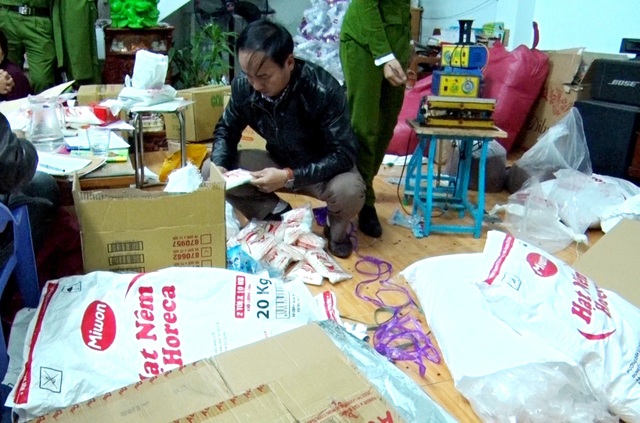 Bắt hàng tấn bột nêm, bột ngọt Trung Quốc "đội lốt" A One, Knorr - 1 Lực lượng Công an TP Tam Kỳ đang kiểm tra địa điểm làm hàng giả