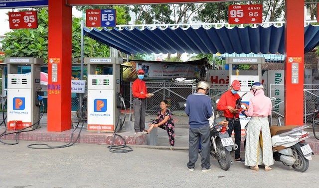 Chấm dứt dùng xăng RON 92 nhưng người dân vẫn "dè dặt" với xăng E5 - 1 Nhiều cây xăng ở TPHCM đã không còn bán xăng Ron 92