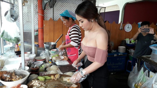 Du khách "nhức mắt" vì nữ chủ quán cơm gà quá nóng bỏng - 1 Cô gái bán cơm gà thường xuyên diện những trang phục nóng bỏng