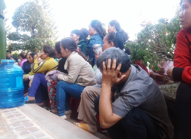 Nhổ keo lai đòi lại đất rẫy khai hoang, 11 người dân lĩnh án tù - 1 Nhiều người thân 11 bị cáo tập trung trước sân Tòa án nhân dân huyện Hoài Ân (Bình Định) để theo dõi phiên xét xử