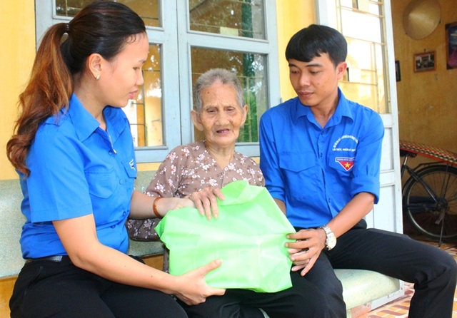 Tuổi trẻ Bình Định, Huế với truyền thống “Uống nước nhớ nguồn” - 3 ĐVTN Đoàn Khối các cơ quan tỉnh tặng quà cho đối tượng chính sách tại Trung tâm Chăm sóc Người có công tỉnh Bình Định