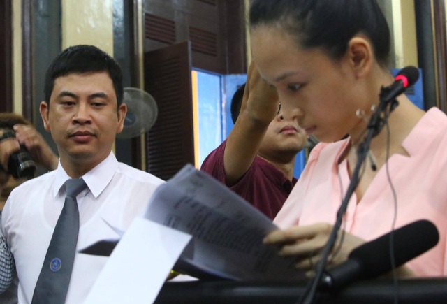 Vụ Hoa hậu Phương Nga: Luật sư phản đối việc mở niêm phong vật chứng - 1 Hoa hậu Phương Nga ký vào biên bản niêm phong chứng cứ.