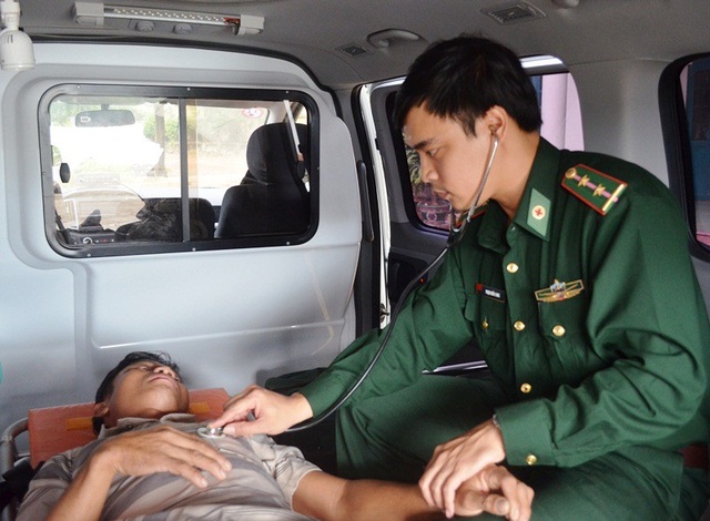 Đưa 2 thuyền viên bị thương ngoài biển vào đất liền cấp cứu - 2
Bác sĩ Quân y Bộ đội Biên phòng tỉnh Bình Định khám cho thuyền viên bị nạn