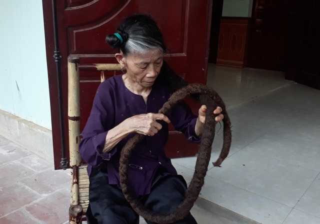 Kỳ lạ cụ bà sở hữu “bộ tóc rồng” dài gần 3m - 1 Cận cảnh “bộ tóc rồng” dài gần 3m