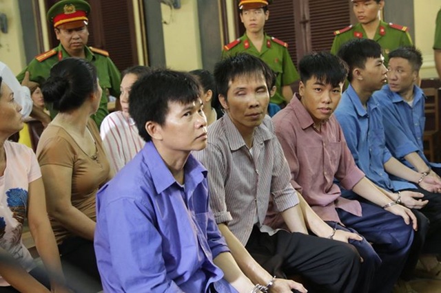 “Bà trùm” mua từng bánh heroin ngay tại công viên trung tâm TP - 1 Các bị cáo tại phiên tòa